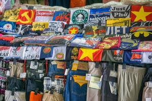 Bedruckte T-Shirts und Hosen auf dem Ben Thanh Markt in Saigon
