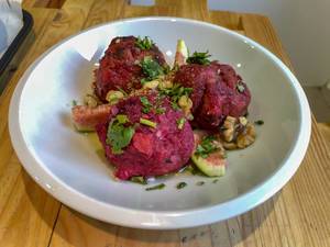 Beetroot dumplings with goat cheese filling, refined with sliced ​​figs, chopped walnuts and coriander