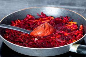 Beetroot with carrots and onions fried in a frying pan and add a spoon tomato sauce (Flip 2019)