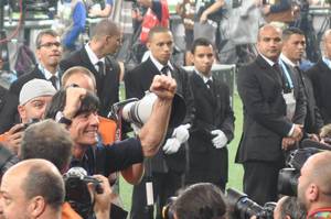 Begeisterter Joachim Löw inmitten einer Fotografen-Menge - Fußball-WM 2014, Brasilien