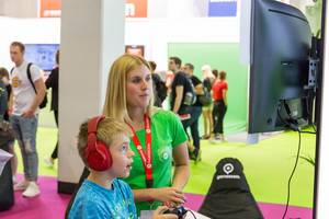 Begeisterter Junge spielt auf der PS4 - Gamescom 2017, Köln