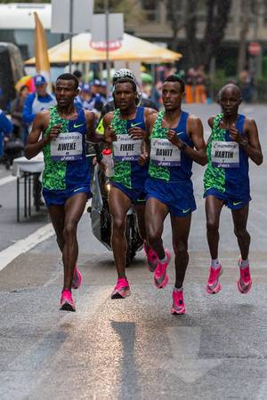 Bekele Tefera Fikre, Arega Wolde Dawit, Aweke Ayalew das Siegertrio vom Frankfurter Marathon