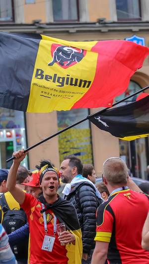 Belgische Fußballfans mit Flaggen