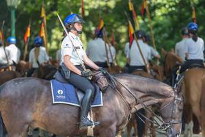 Belgische Polizistin sitzt auf einem Pferd mit einem Schwert in der Hand in Brüssel, Belgium