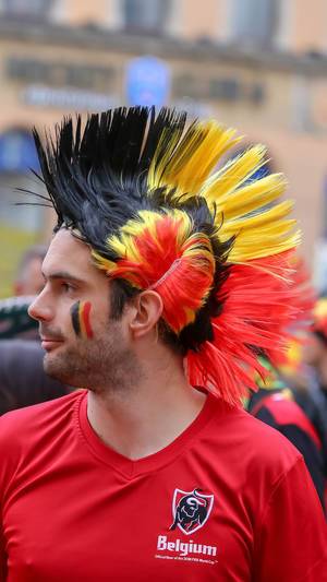 Belgischer Fußballfan mit Irokesenfrisur gefärbt in Nationalfarben