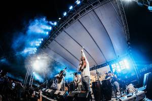 Ben & Ben beenden ihren Auftritt auf dem Day Dream Festival in Bacolod City mit einer spektakulären Einlage