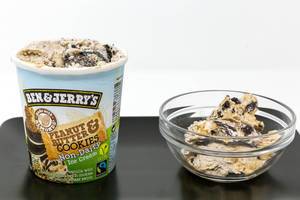 Ben and Jerrys Eiscreme ohne Milch mit Erdnussbutter und Keks Geschmack in einem Schälchen und Verpackung