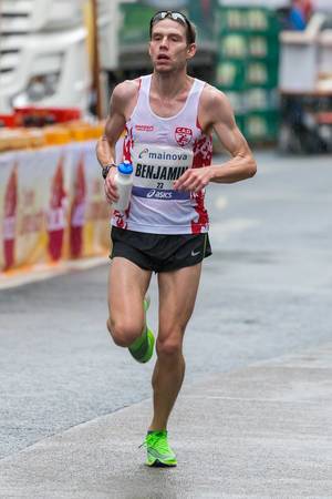 Benjamin Frankfurt Marathon - erschöpfter Blick eines Athleten