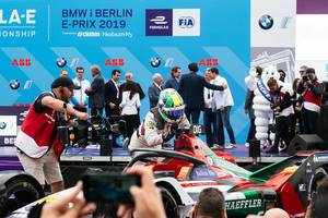 Berlin 2019 E-Prix- Rennfahrer Lucas di Grassi küsst sein Siegerauto