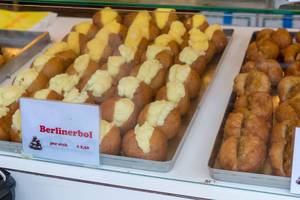 Berlinerbol, mit Pudding gefüllte Süßspeise aus den Niederlanden in Verkaufsregal