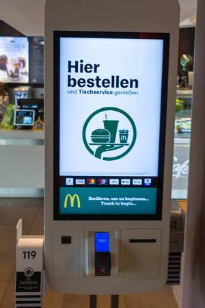 Bestellautomat mit Tichservice am großen Touch Screen in einer McDonalds Filiale