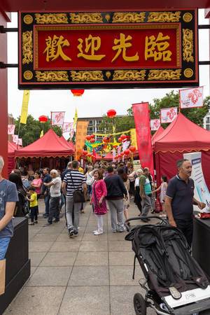 Besucher beim Chinafest in Köln