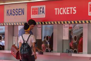 Besucher beim Ticketschalter auf der IFA 2018