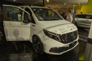 Besucher der Autoaustellung testen die emissionsfreie Großraumlimousine EQV 300, Elektrofahrzeug von Mercedes