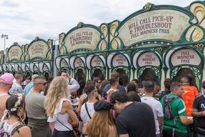 Besucher des Tomorrowland Festivals stehen in Schlangen zum Ticketverkauf