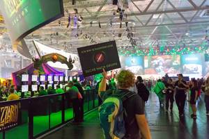 Besucher hält ein Transparent hoch - Gamescom 2017, Köln