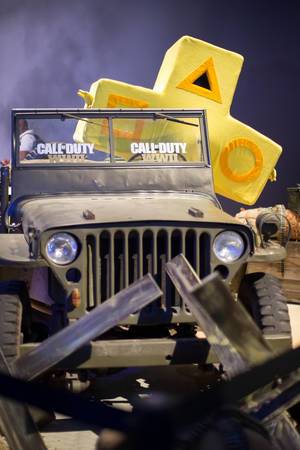 Besucher im Cosplay Outfit im Call Of Duty Auto