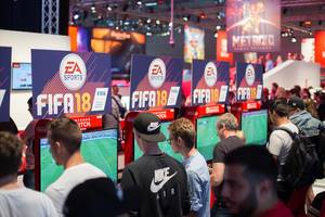 Besucher in der FIFA 18 Gaming-Ecke
