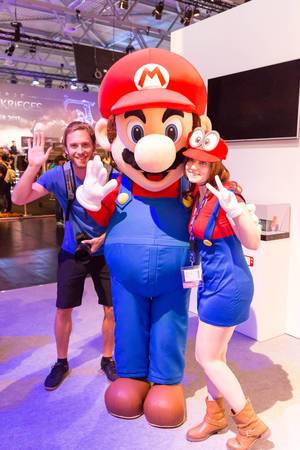Besucher lassen sich mit Mario-Maskottchen fotografieren - Gamescom 2017, Köln