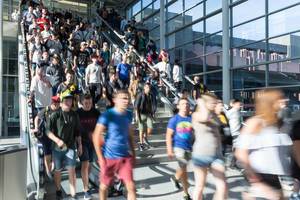 Besucher laufen die Treppe runter - Gamescom 2017, Köln