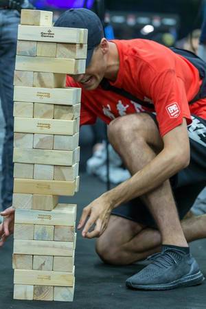 Besucher löst Steine aus dem Jenga-Turm am Caseking-Stand