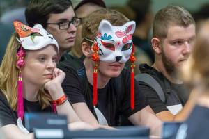 Besucher mit asiatischen Katzenmasken auf der Gamescom 2018