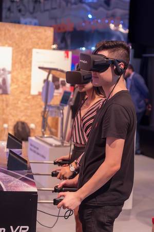 Besucher mit Kynoa VR Headsets spielen Tischfußball