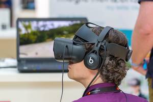 Besucher mit Virtual-Reality-Headset beim Start-Up Event Bits & Pretzels 2019
