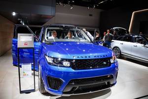 Besucher schauen sich das blaue Modell Range Rover Sport SVR von Land Rover an
