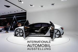 Besucher schauen sich das Konzept Aicon von Audi an tbd