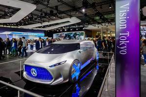 Besucher schauen sich das Konzept Vision Tokyo von Mercedes Benz an