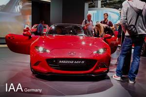 Besucher schauen sich das Mazda MX-5 Modell an tbd