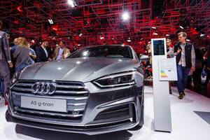 Besucher schauen sich das Modell A5 g-tron von Audi an