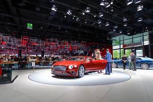 Besucher schauen sich das Modell New Continental GT von Bentley an