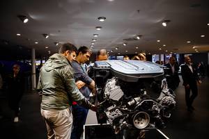 Besucher schauen sich den BMW Performance Motor an