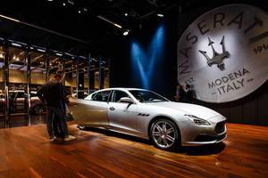 Besucher schauen sich den neuen Ghibli von Maserati an