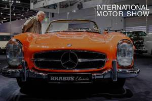 Besucher schauen sich den Originalen Mercedes 300SL von Brabus Classic an tbd