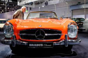 Besucher schauen sich den Originalen Mercedes 300SL von Brabus Classic an