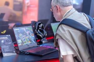 Besucher schaut sich ein Asus FX505 Gaming-Laptop an
