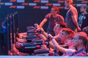 Besucher spielen F1 2018 mit Lenkrad Controllern von Fanatec