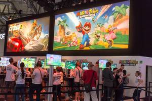 Besucher spielen Mario + Rabbids Kingdom Battle - Gamescom 2017, Köln