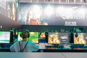 Besucher spielen mit dem Remake von Final Fantasy VII auf der Gamescom Messe in Köln