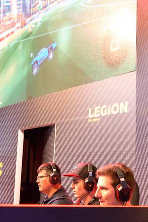 Besucher spielen Rocket League am Messestand von Lenovo - Gamescom 2017, Köln