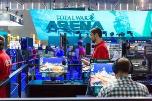 Besucher spielen Total War Arena - Gamescom 2017, Köln