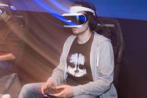 Besucher spielt mit dem PlayStation VR Headset - Gamescom 2017, Köln
