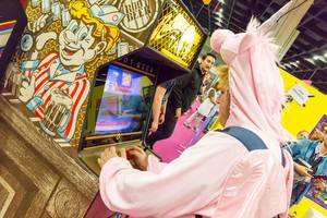 Besucher spielt Root Beer auf einem Arcade-Automaten - Gamescom 2017, Köln