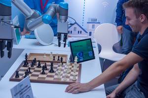 Besucher spielt Schach gegen einen Roboter - IFA Berlin 2018