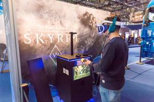 Besucher spielt Skyrim mit dem PlayStation VR Headset - Gamescom 2017, Köln