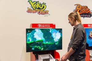 Besucher spielt Yokus Island Express auf der Nintendo Switch - Gamescom 2017, Köln
