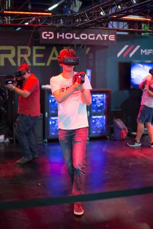 Besucher testen VR-Multiplayer-System Hologate